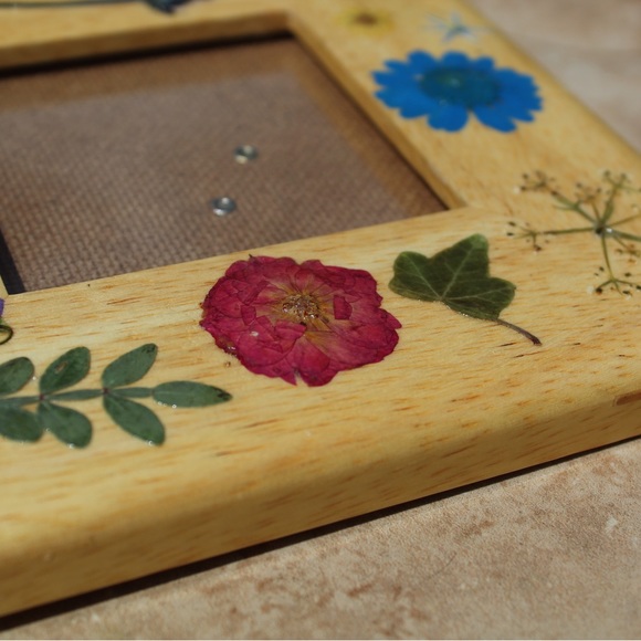 FRIENDS FLORAL PICTURE FRAME - Picture 2 of 6